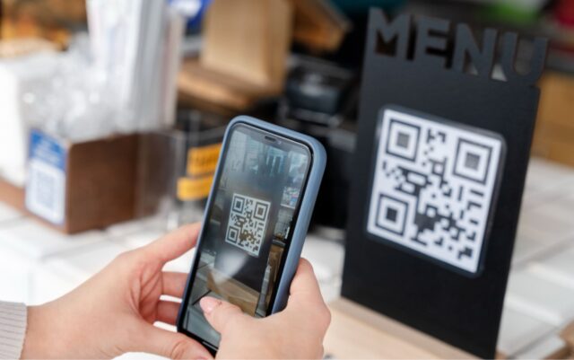 RA con códigos QR: Escanea patrones para contenido digital interactivo